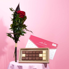 Róża i czekoladki pomysł na miłosny prezent