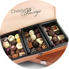 pralinki w drewnianych szkatułkach