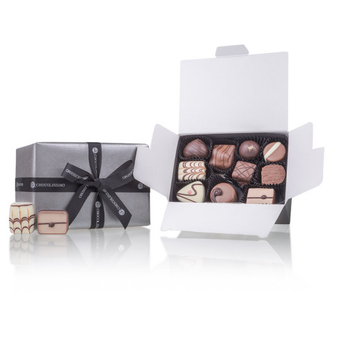 belgijskie czekoladki w ozdobnym kartoniku na prezent