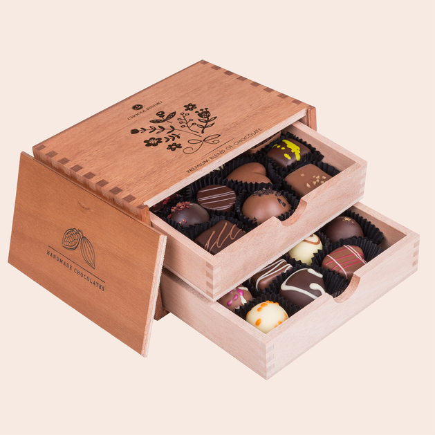 Drewniana skrzyneczka chocolaterie z czekoladowymi pralinkami