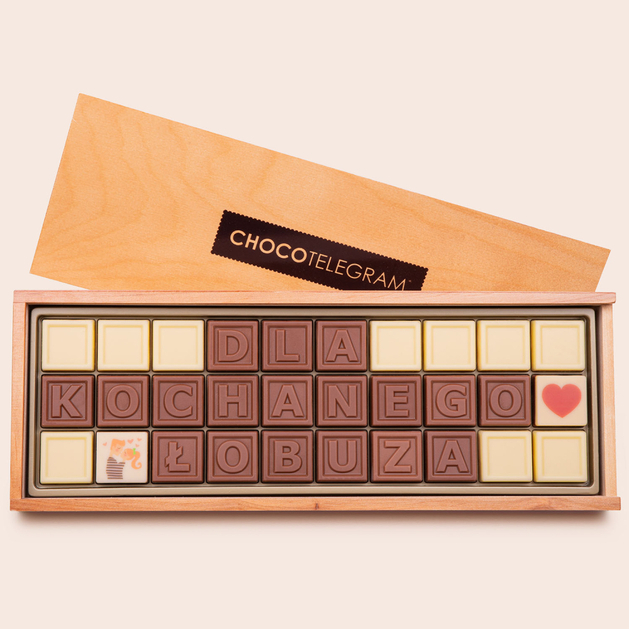 czekoladowy telegram w drewnianej skrzyneczce