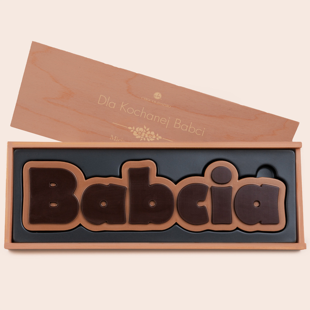 Napis Babcia w drewnianej skrzynce
