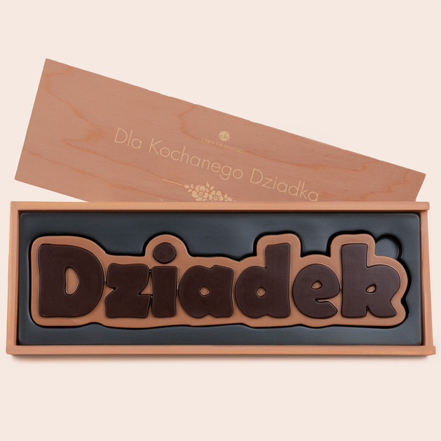 Napis Dziadek w drewnianej skrzynce