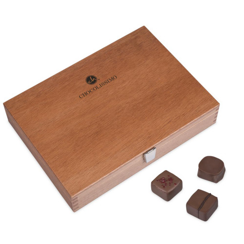 belgijskie czekoladki w drewnianej szkatułce na prezent