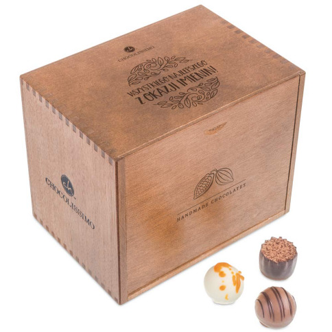 pralinki z belgijskiej czekolady w drewnianej szkatułce imieninowej