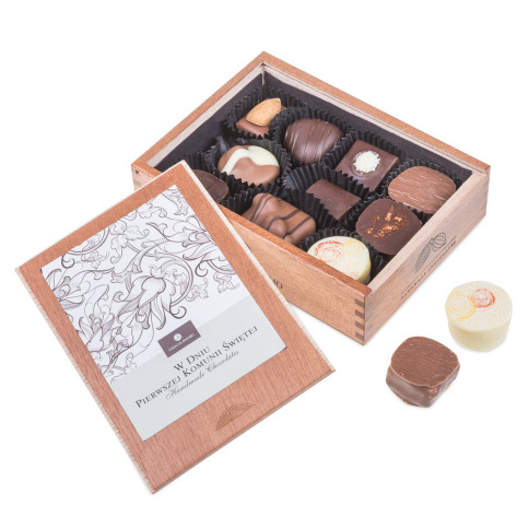 czekoladki w drewnianej szkatułce - prezent komunijny