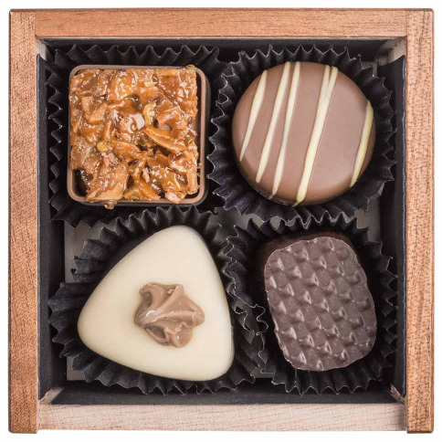 czekoladki w drewnianym pudełku, prezent dla Jubilata