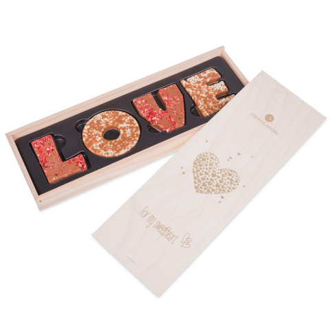 mleczny napis LOVE w zestawie ze smartphonem z czekolady