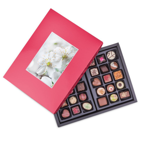 Postcard Maxi Red Box, ręcznie robione pralinki, czekoladowy upominek dla niej, czekoladki dla niego, prezent dla nauczycielki,
