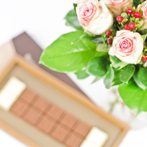 Wiadomość z czekolady z bukietem pięknych kwiatów
