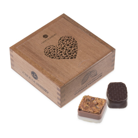 czekoladowe praliny w drewnianym pudełku