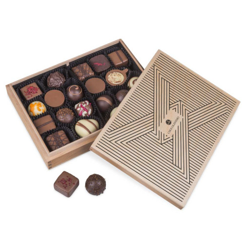 belgijskie czekoladki w drewnianej szkatułce