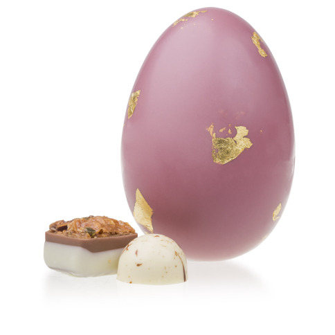 figurka jajka z różowej czekolady na Wielkanoc