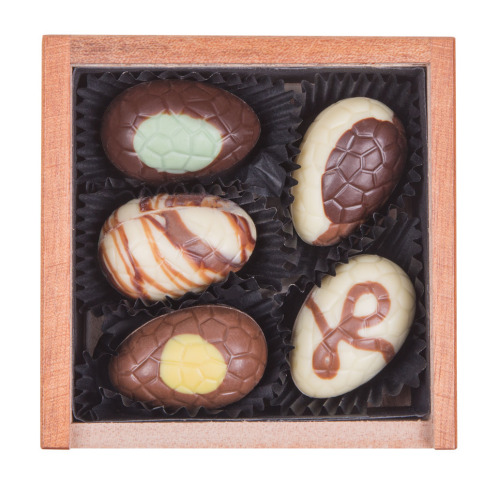 Świąteczne czekoladowe pisanki wielkanocne w drewnianej szkatułce