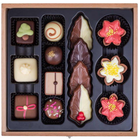 elegancka szkatułka świąteczna z czekoladkami
