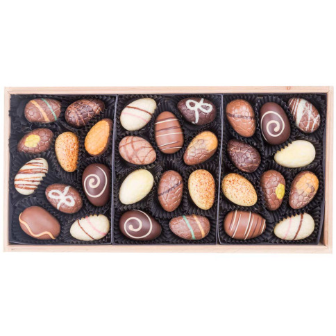 wielkanocne czekoladki w kształcie pisanek w szkatułce z grafiką zająca