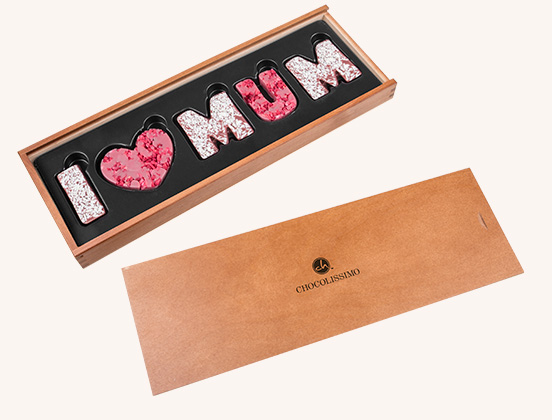 Unikalne cechy czekoladowego napisu mum z czekolady ruby w skrzyneczce z grawerem