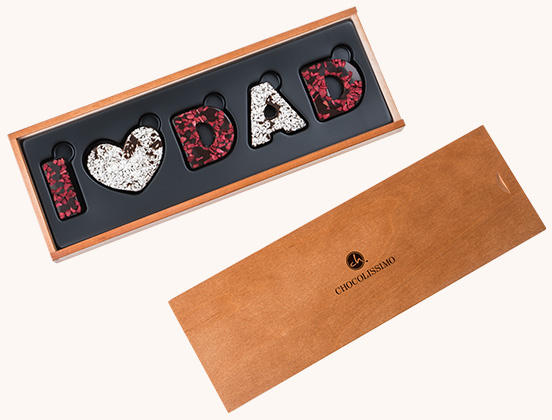 Unikalne cechy czekoladowego napisu i love dad w skrzyneczce