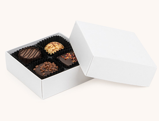 Unikalne cechy 4 czekoladowych pralinek w białym pudełeczku