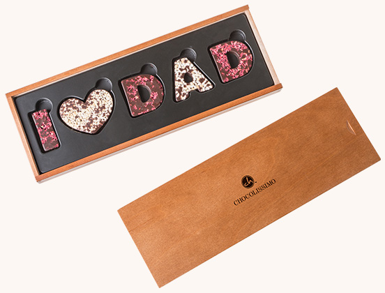 Unikalne cechy czekoladowego napisu i love dad w skrzyneczce
