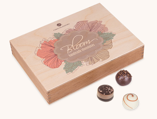 Unikalne cechy skrzyneczki 20 czekoladowych pralin z grafiką kwiat&oacute;w