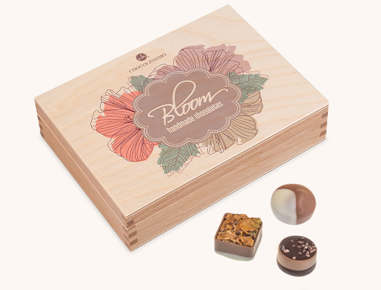 Unikalne cechy skrzyneczki czekoladowych pralin z grafiką kwiat&oacute;w