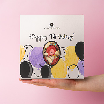 zapakowana w ozdobne pudełeczko czekoladowa tafla w kształcie tort