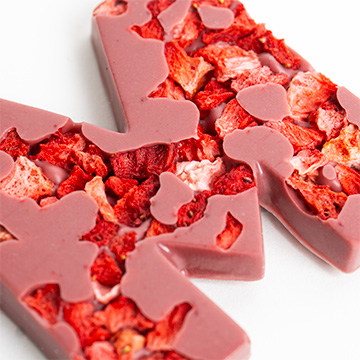 Dodatki zanuczone w literze M w czekoladowym napisie Mama z czekolady Ruby