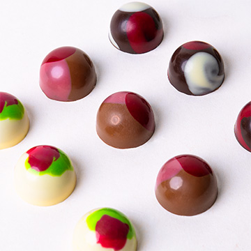 16 kolorowych pralinek z belgijską czekoladą wykonanych ręcznie