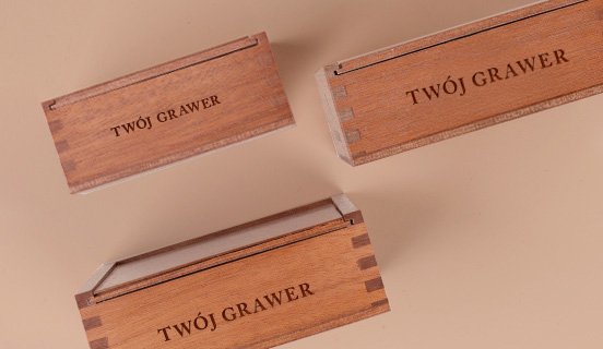 Grawer na drewnianej szkatułce czekoladowych pralin