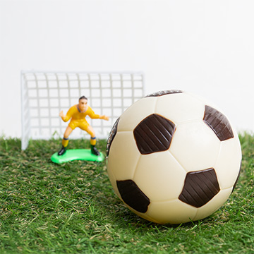 piłka z białej czekolady z łatami z czekolady deserowej