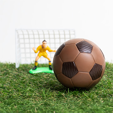 piłka z mlecznej czekolady z łatami z czekolady deserowej