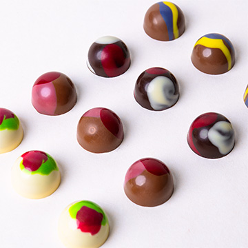 16 kolorowych pralinek z belgijską czekoladą wykonanych ręcznie