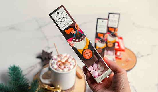 Wyjątkowy aromat mlecznej czekolady do picia z piankami o smaku korzennych ciasteczek z cynamonem na patyku