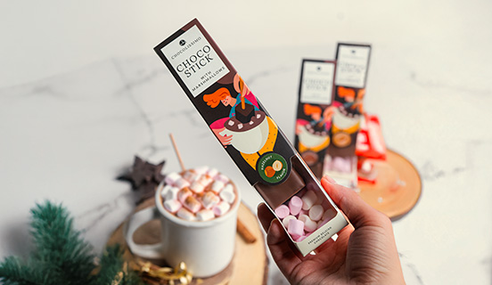 Wyjątkowy aromat mlecznej czekolady do picia z piankami o smaku orzechowym na patyku