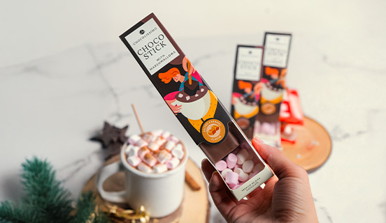 Wyjątkowy aromat mlecznej czekolady do picia z piankami o smaku słonego karmelu na patyku