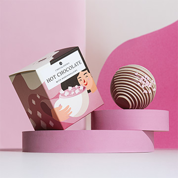 Czekoladowa kula ruby z piankami przed włożeniem do mleka