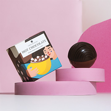 Czekoladowa kula z piankami przed włożeniem do mleka