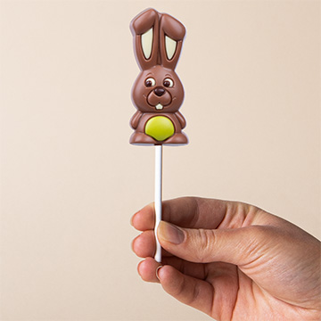 zielony zajączek czekoladowy na Wielkanoc prezentowany w dłoni