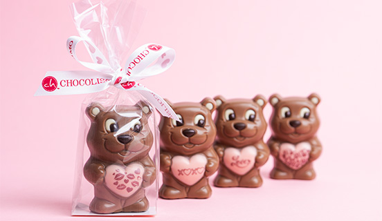 czekoladowe misie na walentynki w ozdobnej folii prezentowej