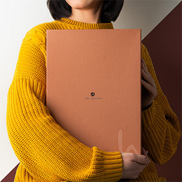 czekoladowy mysterybox na Święta trzymany w rękach 