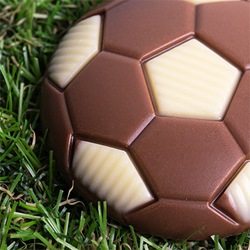 piłka z czekolady w formie lizaka