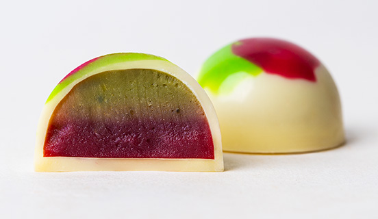 nadzienie o smaku matchy i malin w ręcznie wykonanych pralinach