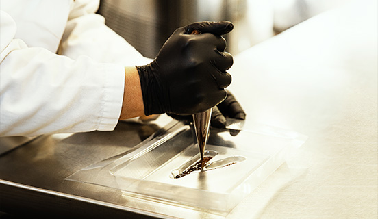 formowanie figurki z belgijskiej czekolady