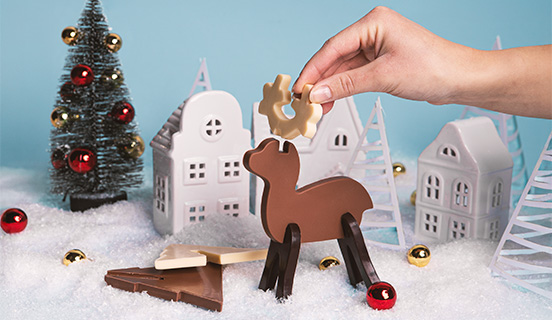 składanie czekoladowych figurek 3d renifer i choinka