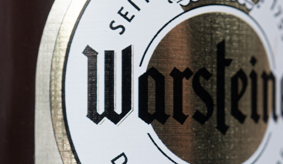 Szczegółowo wykonana butelka piwa z czekolady na walentynki