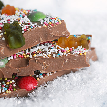 żelki i cukierki w czekoladowej choince