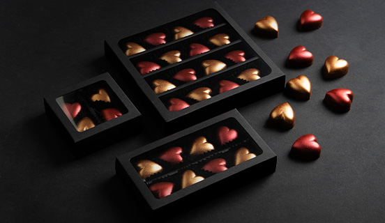 błyszczące praliny serca z nadzieniem karmelowym