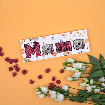 Czekoladowy napis Mama wykonany z belgijskiej czekolady gorzkiej