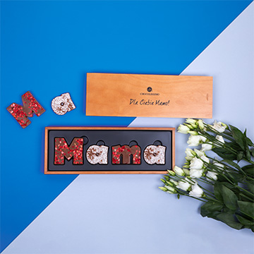 Czekoladowy napis Mama wykonany z belgijskiej czekolady 